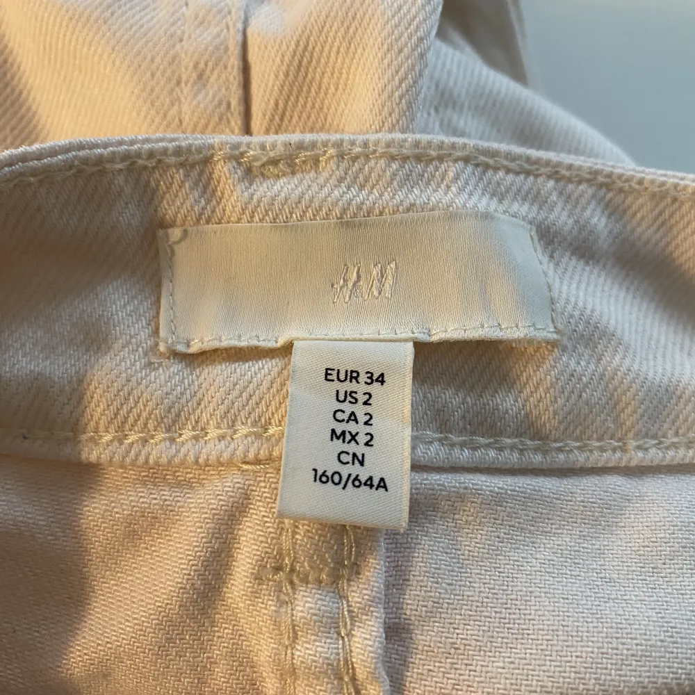 Ljusa jeans från H&M. De har varit använda ca 3-4 gånger. Passar för dig som är 155-170 cm Köparen står för frakten 🌸🌼. Jeans & Byxor.