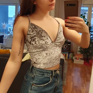 Sammetstopp  - Topp i sammetsmaterial, perfekt till nyårsfesten!   Inget att anmärka på, knappt använd 🤍