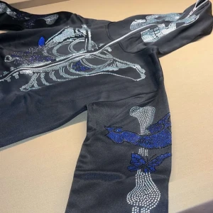 Rhinestone hoodie ny - Det rhinsetone hoodie helt ny. Storlek S. Sitter svinbra och passar med mycket. Inga flaws alls. Perfa till skolan osv