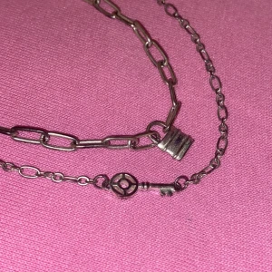 Halsband  - Två halsband i ett 🖤42-50cm lång (om man mäter med kortaste kedjan) ✨ 15kr frakt om du betalar via swish (inte spårbar)