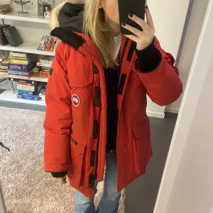 Canada Goose jacka  - Säljer denna jacka ifrån Canada Goose i storlek S/P. Inköpt på NK, behöver kemtvättas men utöver det i bra skick.