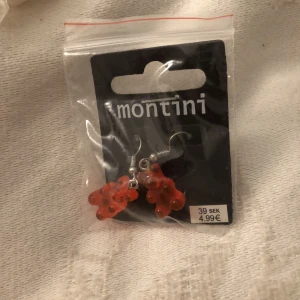 Örhängen  - Säljer denna supervackra örhängen som jag har gjort helt själv! 💗 de är aldrig använda! Osäker om de är nickelfria, men är 99% säker på att de är det! ♥️ 