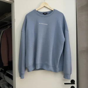 Sweater  - Blå sweater från Gina Tricot strl. 38. I gott skick! 70 kr Samfraktar gärna! Kolla in mina andra annonser om det finns något av intresse!