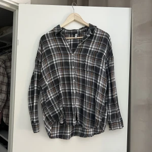 Skjorta - Grårutig skjorta strl. S. I nyskick! Samfraktar gärna! Kolla in mina andra annonser om det finns något av intresse!