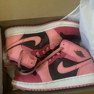 Jordans - Säljer nu mina rosa jordans då dem inte kommer till användning längre, använda ca 10ggr så bra skick! Köpta från Restocks, nypris 2700kr! Svarta skosnören skickas med! Kan mötas upp i Jönköping eller frakta, köparen står för frakten💕