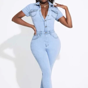 Jeansdress  - Världens finaste ”jeansdress” som tyvärr inte kommer till användning! Ljusblå jeansfärg. Prislapp kvar och sitter perfekt på mig men är inte riktigt min stil😅💞storlek XS/S