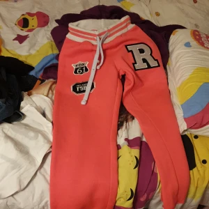 Byxor -   Storlek xs passar även S pris kan diskuteras.  Tvättas innan köp 