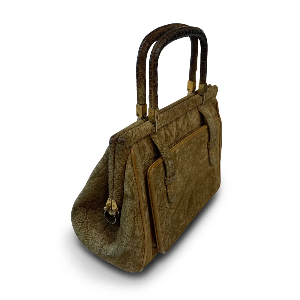50's Weathered Leather Handbag  -Olive/Khaki Weathered Leather -Great Condition -Size One Size  Measurements -Width: 25cm -Depth: 7cm -Height: 20cm. Väskor.