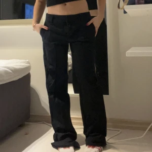 Lågmidjade kostymbyxor! - Galet snygga kostymbyxor som tyvärr är lite stora på mig😔🥰 dom är vintage men endå i fint skick!😍🫶 skulle säga att dom passar en stor 36-40? Är inte fullt säker men skickar gärna mått☺️😍