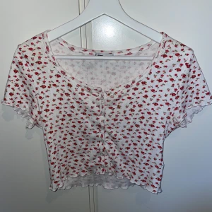 Topp - Söt topp. Säljer eftersom den inte kommer till användning.