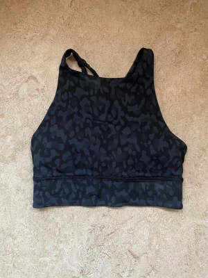 Lululemon sporttopp  - Leopardmönstrad sporttopp! Korsad rygg! 