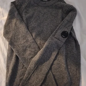 CP Company Sweatshirt - CP Company stickad sweatshirt Nypris: 2000kr