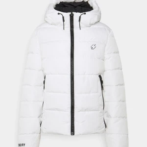 Vinterjacka Superdry - Vinterjacka från superdry. Använd 3 gånger, som ny.  Storlek 42 men passar mindre jag är vanligtvis en 36.