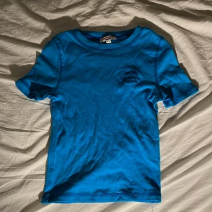 Dontcallmejennifer tröja med delfiner - Dontcallmejennifer tröja med delfiner på och är i storlek xs och är i jätte mysigt tyg och är strechig och har aldrig används!