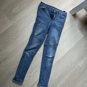 Jeans BikBok - Högmidjade blåa jeans strl. S. Smala i benen. Stretch. Från Bikbok. I gott skick! Samfraktar gärna! Kolla in mina andra annonser om det finns något av intresse! 