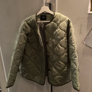 Grön quiltad jacka - Helt ny grön quiltad jacka från Lindex med prislappen kvar