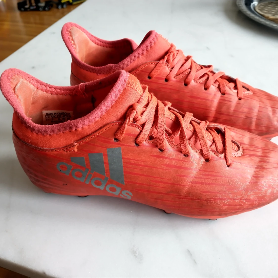 Adidas fotbollsskor konstgräs