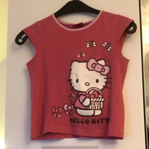 Hello kitty babytee  - Säljer då den endast använts en gång💘 köpt på plick och är i jättebra skick🙌🏼💓   Frakt tillkommer på 66kr
