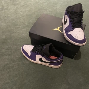 Air Jordan 1 Low ”Court Purple” ☔️  - INTRESSEKOLL PÅ DESSA SKOR! SÄLLAN ANVÄNDA KÖPT PÅ SOLEPLUS.SE (3100KR NYPRIS) KVITTO + KARTONG FÖLJES MED!
