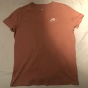 En smutsrosa tshirt från Nike. Knappt använd. Frakten är inkluderat i priset:) 