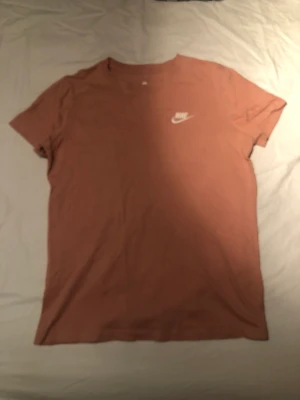 Nike Tshirt - En smutsrosa tshirt från Nike. Knappt använd. Frakten är inkluderat i priset:) 