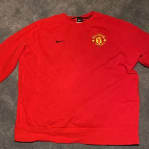 Vintage manchester united sweatshirt från 2008/2009. Två små hål vid vänstra armen. Strl XL men passar mer som L