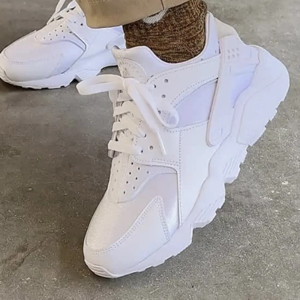 Helt oanvända och trendiga Nike Huarache skor! Jag köpte skorna för 1200kr, men i helt fel storlek för mig (storlek 39 dam). Därav ger jag bort de för 900kr för jag kan inte lämna tillbaka dem! Pris kan diskuteras och fråga bara om fler bilder.. Skor.