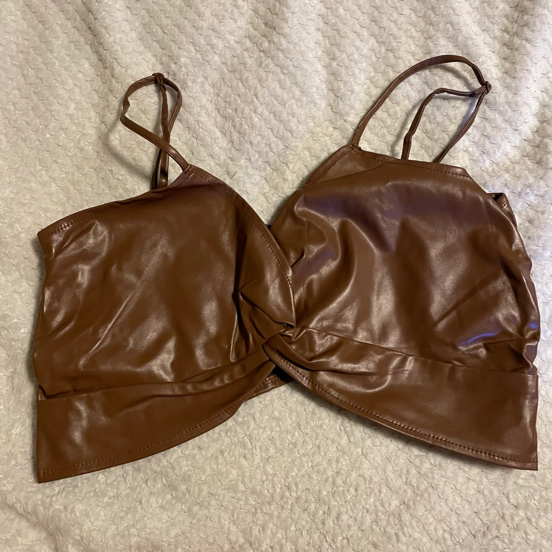 Brun lädertopp med snurr i framsidan  - 90