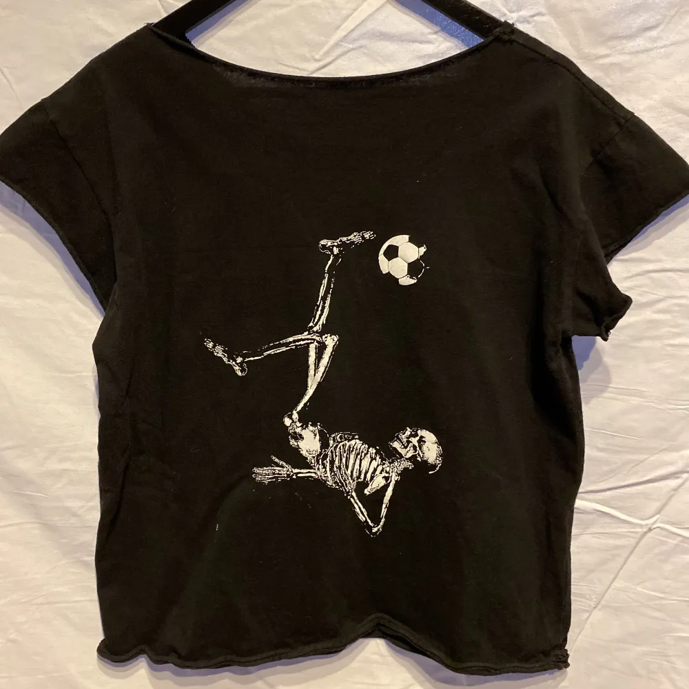 ball svart t-shirt med skelett tryck och en worn look, knappt använd alls så toppen skick. T-shirts.