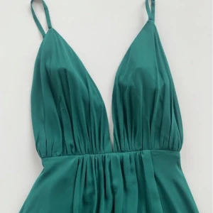 Grön balklänning 🫶🏼 - Säljer min fina balklänning. Den sista bilden visar endast designen på klänningen & de två första är så den ser ut. Använd bara 1 gång. Passar både storlek 34 & 36 då den har resår i midjan. Nypris 1970 säljer för 1300. Frakt ingår🫶🏼😊