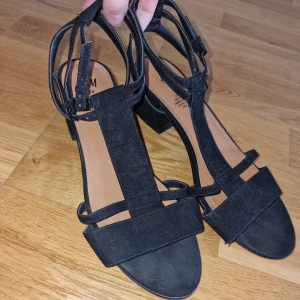 Klackskor sandaler - Super fina klackskor, knappt använda därmed inga fel