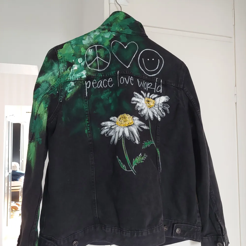Unik handmålad jeansjacka med blommotiv Peace love world. Takit.