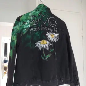 Unik handmålad jeansjacka med blommotiv Peace love world