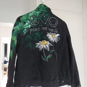 Jeansjacka  - Unik handmålad jeansjacka med blommotiv Peace love world