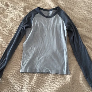Brandy long sleeve - Långärmad tröja från Brandy Melville. Bra skick! Finns ett litet hål men det är verkligen inget som märks. Passar XS-M. (säljer en likadan fast i annan färg också)
