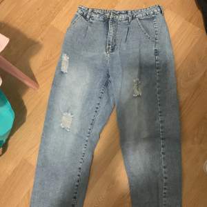 Baggy ljusblå jeans i storlek s