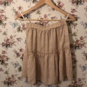 Rosa/beige skjol - En rosa/beige kjol som går ovanför knäna med lite volanger från Shein 💗📦