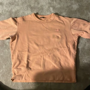 Acne Studios Crewneck - Lätt använd Acne Studios crewneck i storlek XS(165-175 cm). Färgen är Salomon Pink!
