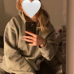 Nike hoodie - Säljer nu min gråa hoodie från Nike. Använd en del men inget som syns alls! Den är i herrstorlek L men sitter jättefint oversized på mig som tjej som vanligtvis har storlek S!😍skriv privat för frågor eller fler bilder!❤️