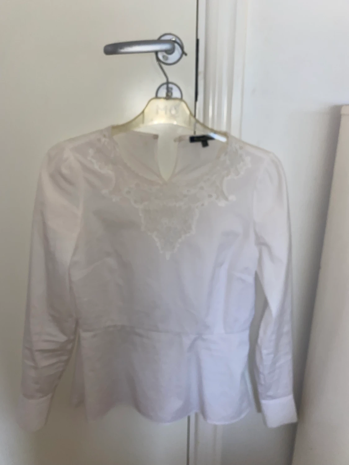 Säljer denna vita fina blusen med spets