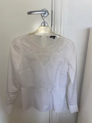 Säljer denna vita fina blusen med spets - Säljer denna fina blusen med spets ifrån Massimo dutti💓😽