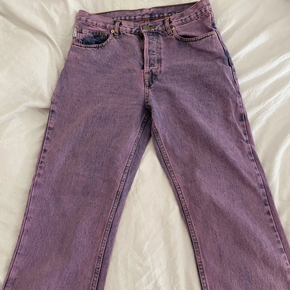 Jättecoola raka jeans i en lila spräcklig färg! De är långa i längden o går ner t fötterna på mig som är runt 176! . Jeans & Byxor.