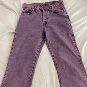 Jättecoola raka jeans i en lila spräcklig färg! De är långa i längden o går ner t fötterna på mig som är runt 176! 