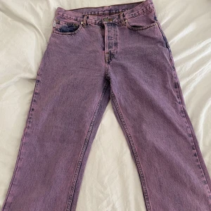 Straight Byxor - Jättecoola raka jeans i en lila spräcklig färg! De är långa i längden o går ner t fötterna på mig som är runt 176! 