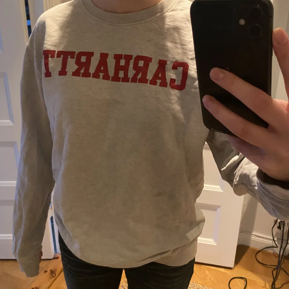 carhartt sweatshirt i skönt tyg!! Den är i storlek L/M o sitter oversized på mig som brukar ha M i storlek✨. Tröjor & Koftor.