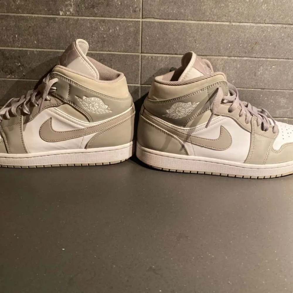 Jordan 1 LINEN mids inte så använda och inte så slitna. Storlek 44 men små i storleken så passar även om du har storlek 43-44. Org pris 3199 kr men Seljer dom för 1499. Skor.