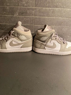 Jordan 1 LINEN mids - Jordan 1 LINEN mids inte så använda och inte så slitna. Storlek 44 men små i storleken så passar även om du har storlek 43-44. Org pris 3199 kr men Seljer dom för 1499