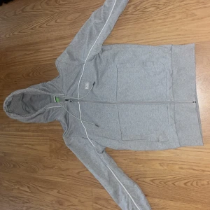 Hugo boss kofta - Säljer min Hugo boss kofta. Jätte fint skick och storlek S