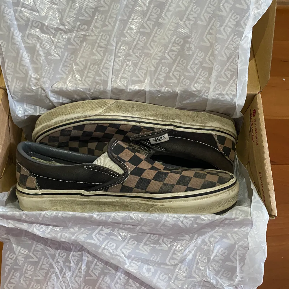 Säljer mina Classic Slip-On vans❤️ De är väldigt använda och därför säljs dem för bara 50kr + frakt!!! Skorna är i storlek 35❤️. Skor.