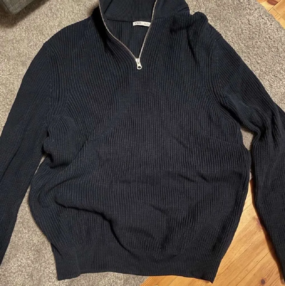 Mörkblå stickad halfzip tröja från Zara. Använd fåtal gånger och är i storlek L. Tröjor & Koftor.